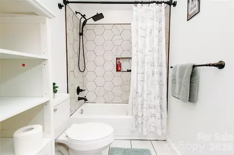 Bath - 62 E Glenview St, Marion, NC 28752 photo 2 of 5
