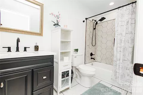 Bath - 62 E Glenview St, Marion, NC 28752 photo 1 of 5