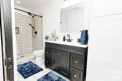 Bath - 62 E Glenview St, Marion, NC 28752 photo 3 of 5