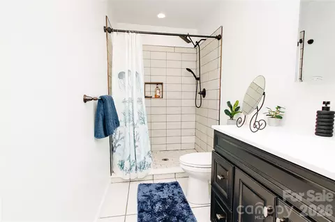 Bath - 62 E Glenview St, Marion, NC 28752 photo 4 of 5