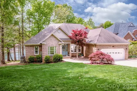 239 Pinnacle Shores Dr, Mooresville, NC 28117