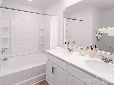 Bath - 1924 Vanderlyn St, Monroe, NC 28112 photo 2 of 3