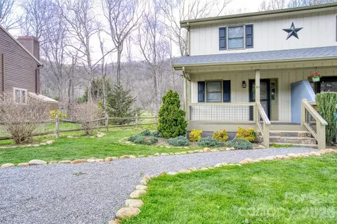 61 Riverside Villa Dr, Maggie Valley, NC 28751