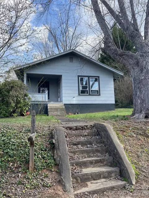 51 Holtzclaw St, Canton, NC 28716