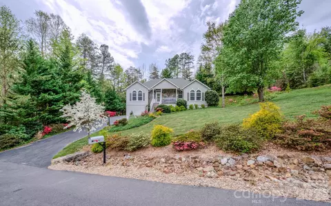 9 Double Eagle Dr, Weaverville, NC 28787
