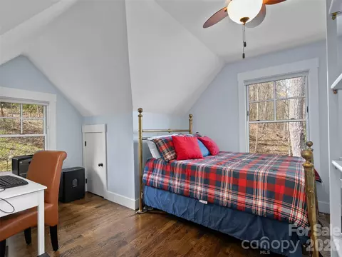 Bedroom - 711 Winfield Dr, Clyde, NC 28721 photo 4 of 6