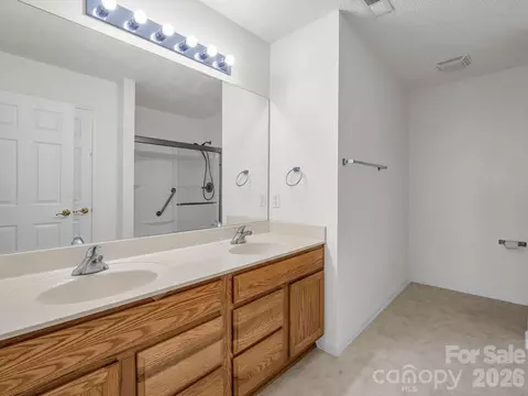 Bath - 23 Tutor Ln, Brevard, NC 28712 photo 1 of 3