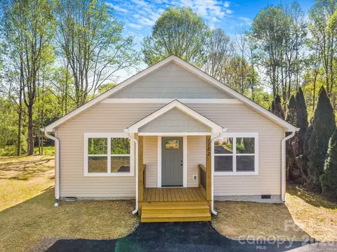 1182 Crabtree Rd, Waynesville, NC 28785
