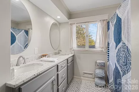 Bath - 507 Florham Dr, High Point, NC 27262 photo 1 of 3