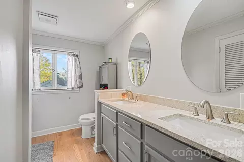 Bath - 507 Florham Dr, High Point, NC 27262 photo 2 of 3