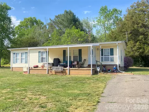 9126 Mockingbird Ln, Hickory, NC 28601
