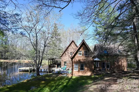 24 Wood Lake Dr, Fairview, NC 28730