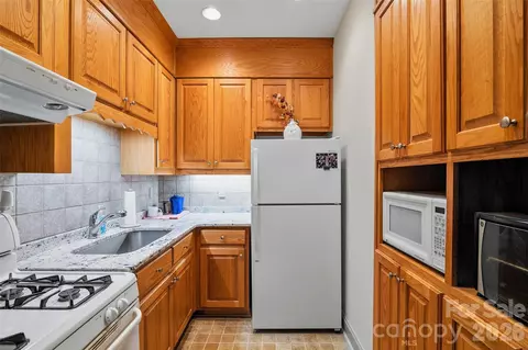 Kitchen - 1244 Windover Dr, Brevard, NC 28712 photo 4 of 4