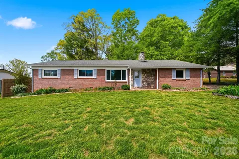 2754 Fairwood Dr, Hudson, NC 28638