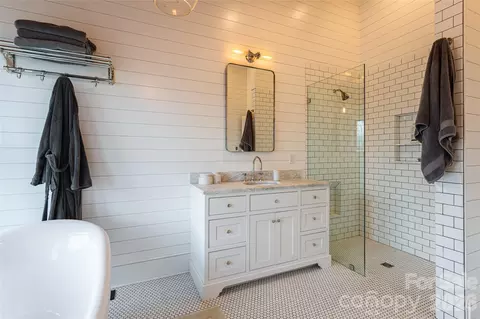 Bath - 51 Summit Rd, Swannanoa, NC 28778 photo 2 of 4