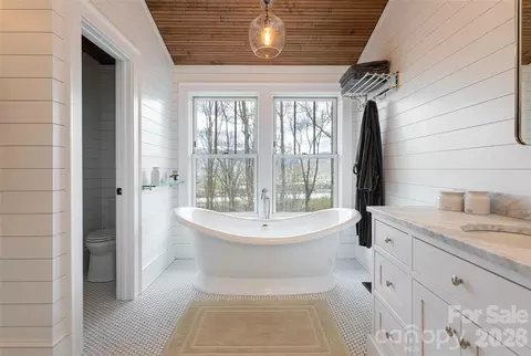 Bath - 51 Summit Rd, Swannanoa, NC 28778 photo 1 of 4