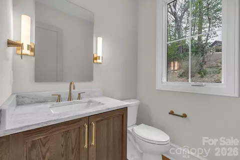 Bath - 380 Greystone Dr, Boone, NC 28607 photo 2 of 7