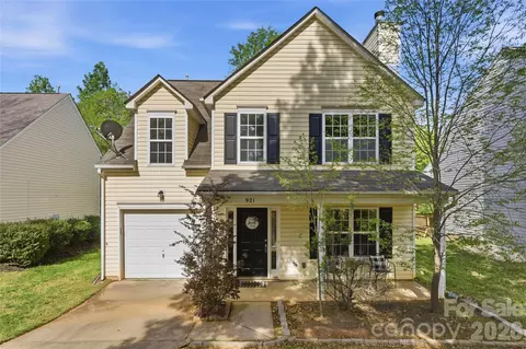 921 Grass Hollow Ct, Charlotte, NC 28216