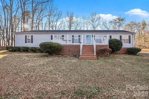 1115 Cross Creek Dr, Walnut Cove, NC 27052