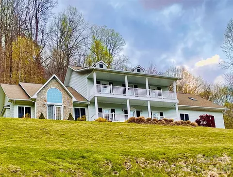 302 Davy Crockett Dr, Maggie Valley, NC 28751