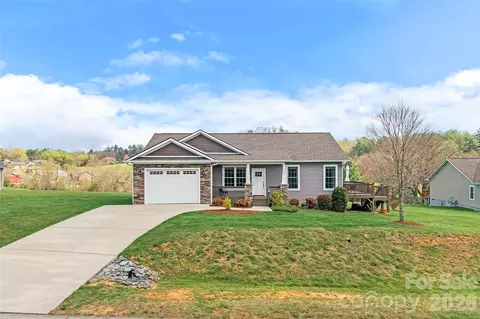 223 River Breeze Ln, Etowah, NC 28729