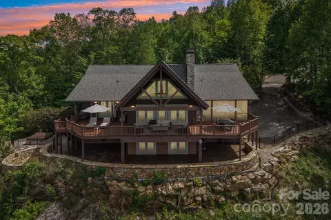 1072 Corsica Ln, Saluda, NC 28773