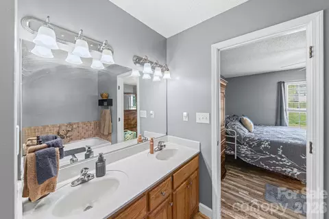 Bath - 1024 Daniel Dr, Stanley, NC 28164 photo 1 of 3