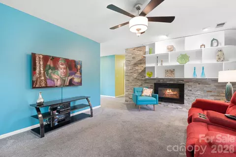 Living - 676 Sunridge Dr, Lincolnton, NC 28092 photo 2 of 5