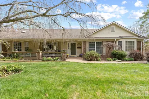 432 Hunters Glen Ln, Hendersonville, NC 28739