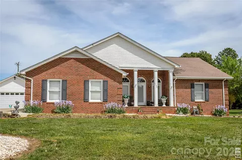 5146 Olde School Dr, Hickory, NC 28602