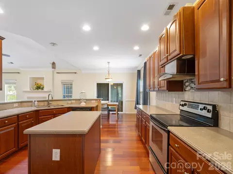 9903 Southampton Commons Dr, Charlotte, NC 28277