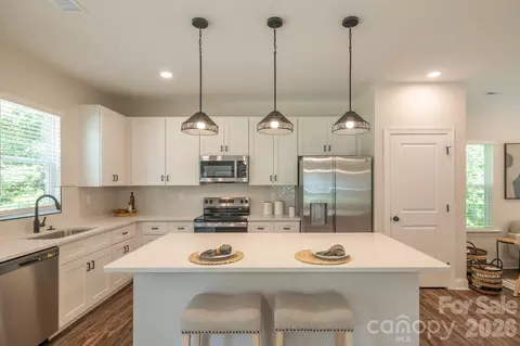 1915 Dove Dr, Charlotte, NC 28214