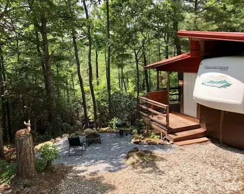 475 Bear Cub Dr, Spruce Pine, NC 28777