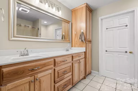 Bath - 4262 Boulder Dr, Morganton, NC 28655 photo 1 of 2