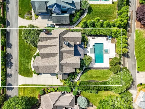 808 Huntington Park Dr, Charlotte, NC 28211