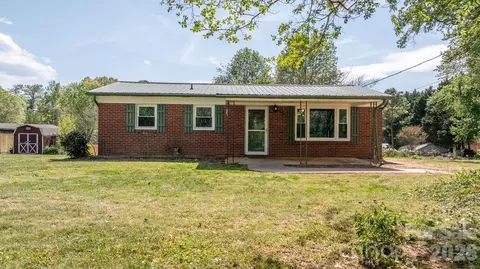 2525 Old Trenton Pl, Lenoir, NC 28645