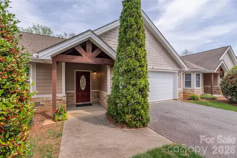 8 Kaylor Dr, Arden, NC 28704