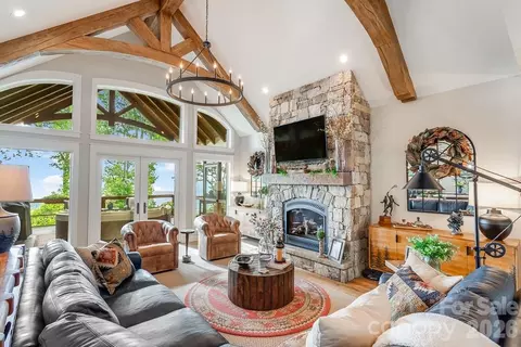 2220 Saranac Ln, Waynesville, NC 28785