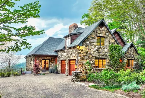 8 Timberwolf Ct, Asheville, NC 28804