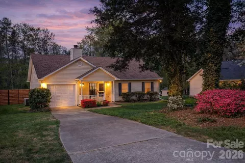 5812 Stone Bluff Ct, Charlotte, NC 28214