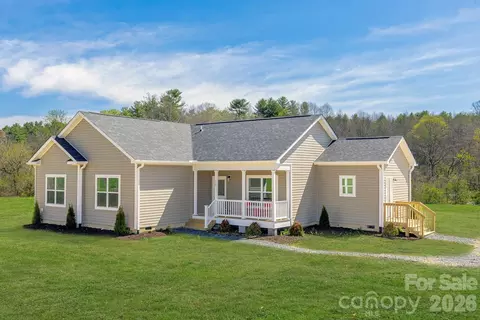 139 Mullinax Dr, Hendersonville, NC 28792