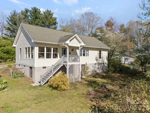 367 Crescent St, Saluda, NC 28773