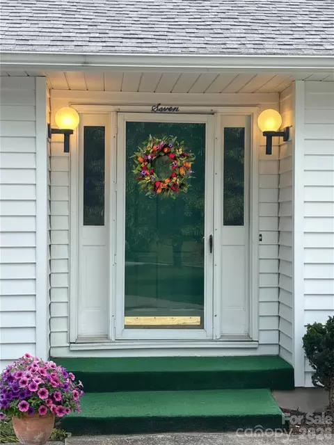 7 Teaneck Cir, Hendersonville, NC 28791