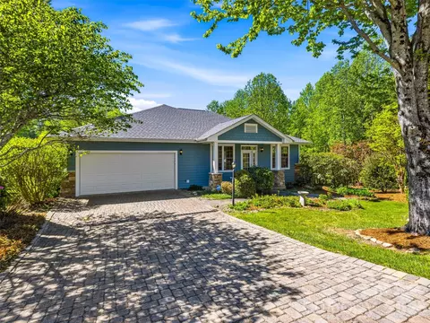 35 Stonecrest Ct, Flat Rock, NC 28731