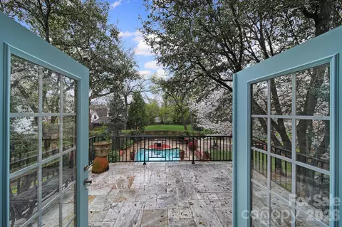 2132 Rolston Dr, Charlotte, NC 28207