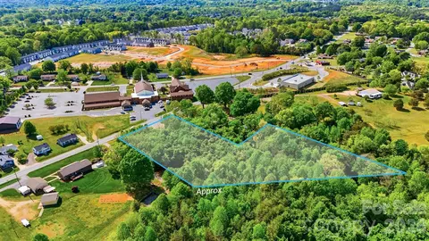 1721 Kool Park Ne Rd NE, Hickory, NC 28601 photo 3