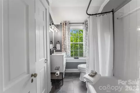 Bath - 9 Crescent Dr, Marion, NC 28752 photo 2 of 4