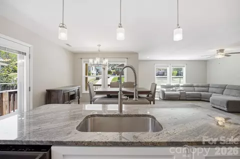 9 Half Moon Dr, Swannanoa, NC 28778