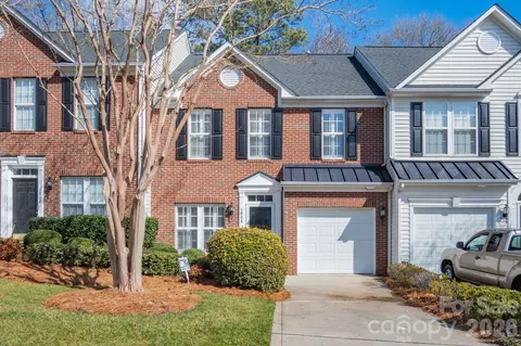 1804 Robinwood Village Dr, Gastonia, NC 28054