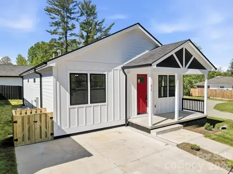 615 W Allen St, Hendersonville, NC 28739